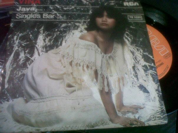 Vinyl singles Vina Panduwinata di tahun 1978 "Java" yang dirilis RCA Record (Foto Denny Sakrie)