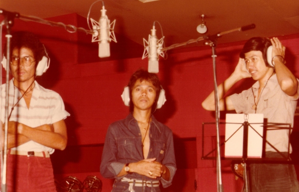 Carry Poetirai,Chris manuel Manusama dan Morgan Sigarlaki sebagai penyanyi latar Vina Panduwinata (Dok.Denny Sakrie)
