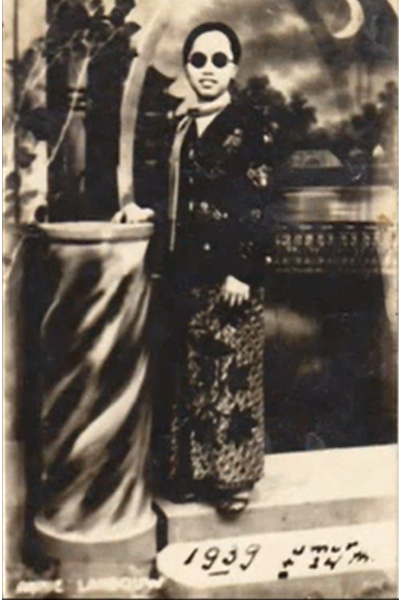 Penyanyi dan aktris tunanetra Indonesia Annie Landouw pada tahun 1939