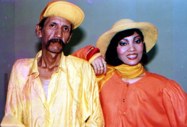 Pemusik Gombloh bersama model videoklip Titi Qadarsih saat penggarapan videoklip Kugadaikan Cintaku di tahun 1984