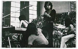 God Bless formasi 1 saat konser di GOR Saparua Bandung akhir Agustus 1973 (Foto Yitno Soelarko)